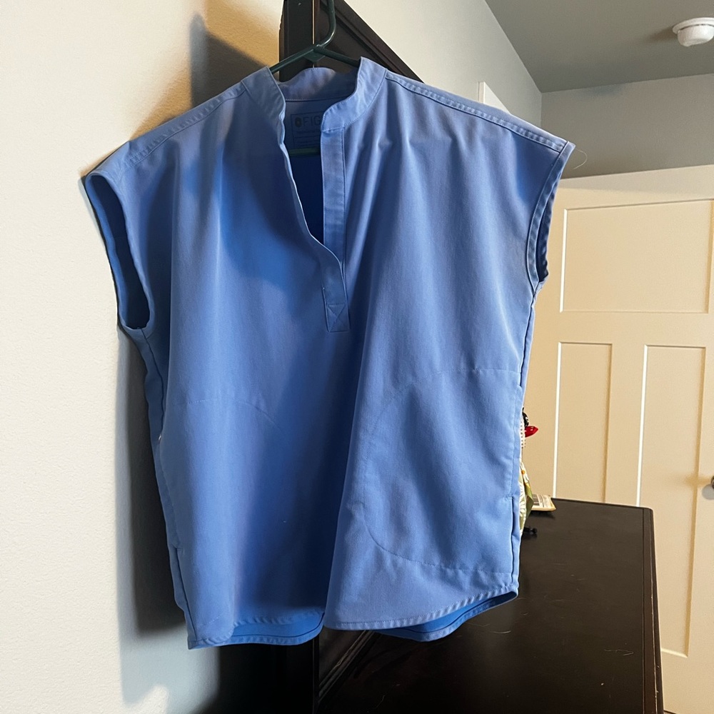 Figs scrub top